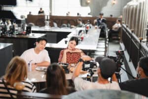 บรรยากาศถ่ายทำรีวิวอาหารใน DAVIN CAFE สตูดิโอคอนเทนต์ครบวงจรสำหรับ influencer production และ YouTube food creator ระดับมืออาชีพ