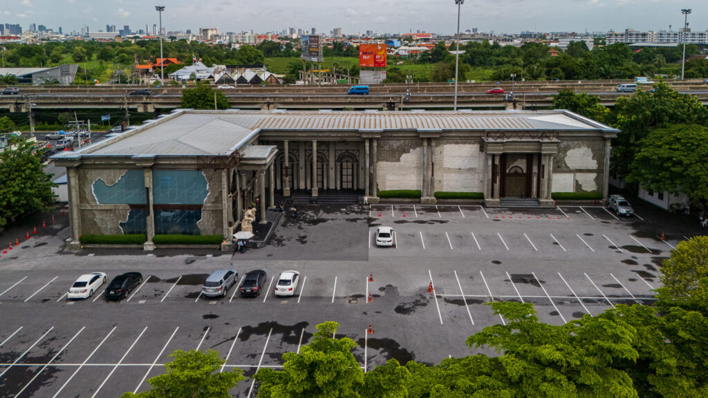 Aerial view of DAVIN CAFE grand event space Bangkok with spacious parking area, ideal for weddings, corporate functions, luxury events, and premium private parties in Bangkok