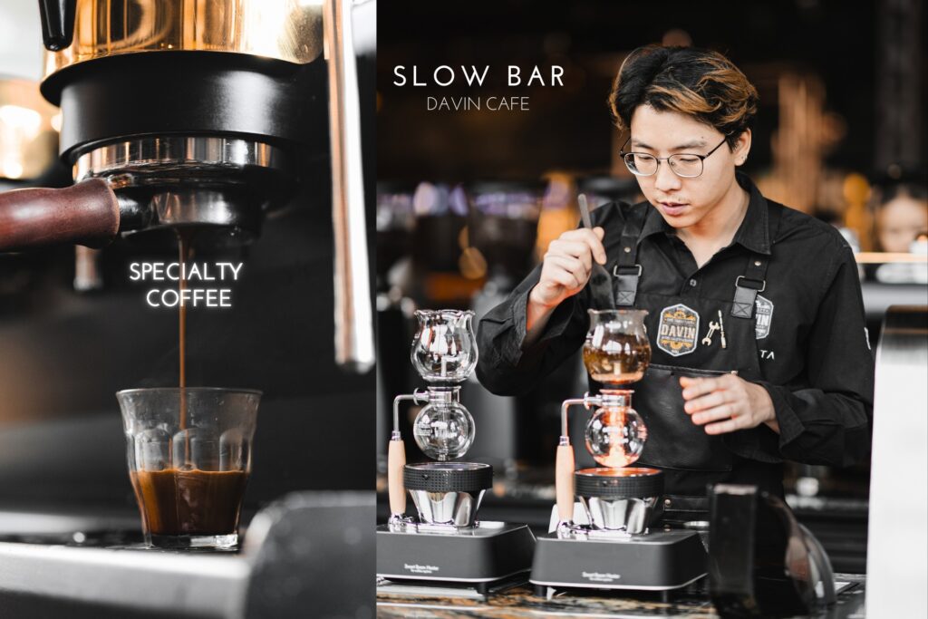 บาริสต้ากำลังชงกาแฟด้วยเครื่องมือ Slow Bar ภายใน Davin Cafe พร้อมภาพการสกัดกาแฟ Specialty Coffee สะท้อนเสน่ห์ของกาแฟ คั่วกลางที่ให้รสชาติสมดุล กลิ่นหอมชัด และประสบการณ์การดื่มที่พิถีพิถันกว่ากาแฟทั่วไป