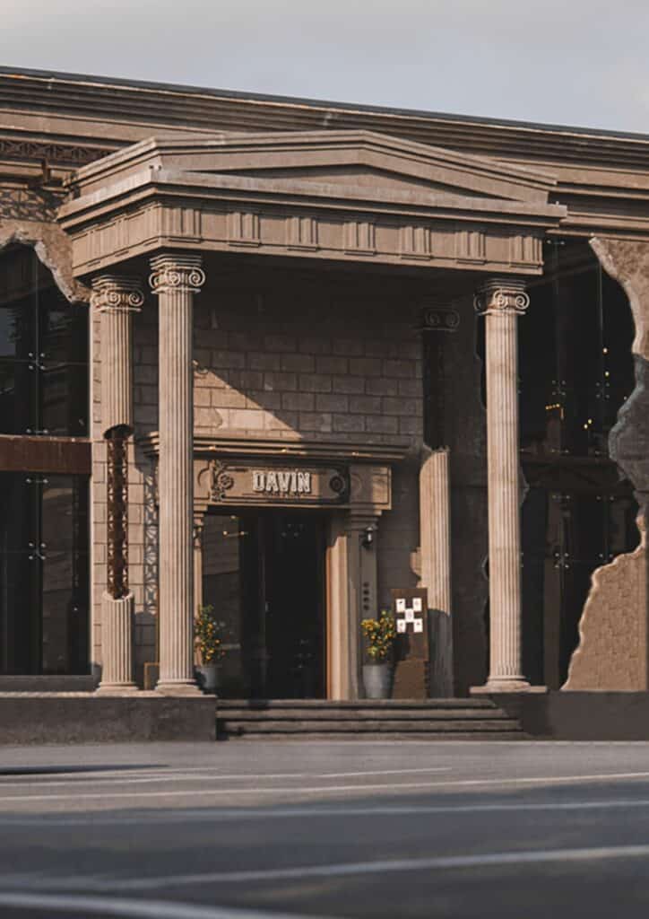 ด้านหน้าสุดหรูของ DAVIN CAFE สถานที่ยอดนิยมสำหรับจัดมิตติ้ง นัดพบ และรวมกลุ่มไลฟ์สไตล์ บรรยากาศสไตล์ยุโรปใจกลางเลียบด่วน รามอินทรา เหมาะสำหรับคอมมูนิตี้และการพบปะทางธุรกิจ