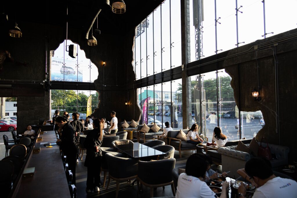DAVIN CAFE สถานที่จัดเลี้ยง กรุงเทพ พร้อมโซนเลานจ์กระจกสูงและบรรยากาศหรูสไตล์โมเดิร์น เหมาะสำหรับงานอีเวนต์ งานประชุม และงานเลี้ยงพรีเมียมในกรุงเทพ