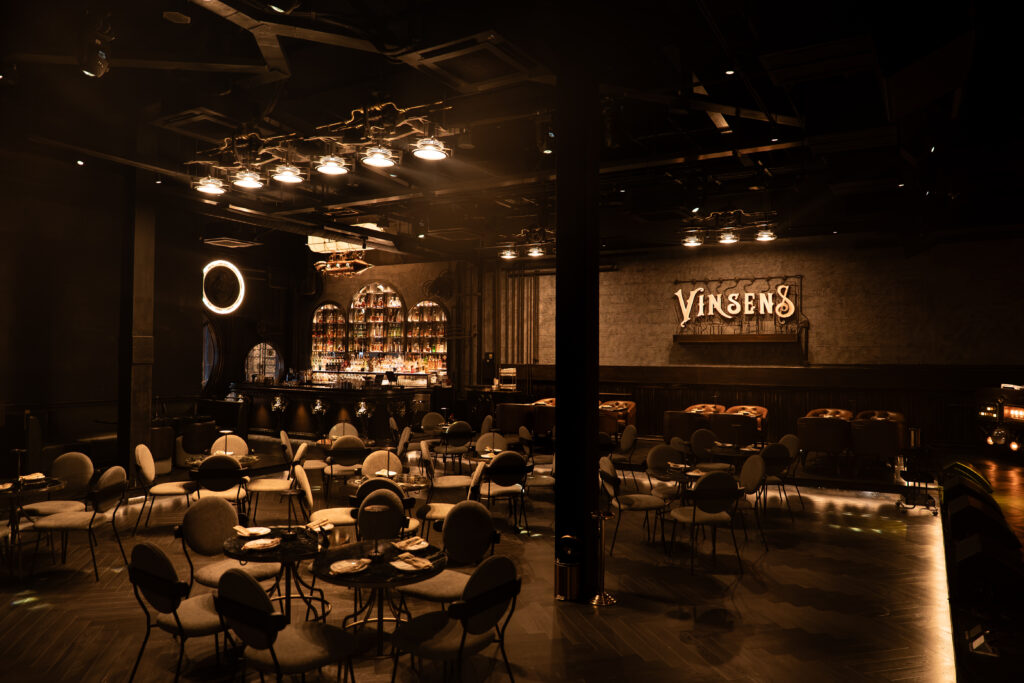 พื้นที่ภายในร้านอาหารจัดเลี้ยงและ cocktail bar ของ Vinsens ที่ออกแบบด้วยแสงสไตล์ลักชัวรี เหมาะสำหรับดินเนอร์ งานปาร์ตี้ และอีเวนต์ยามค่ำคืน