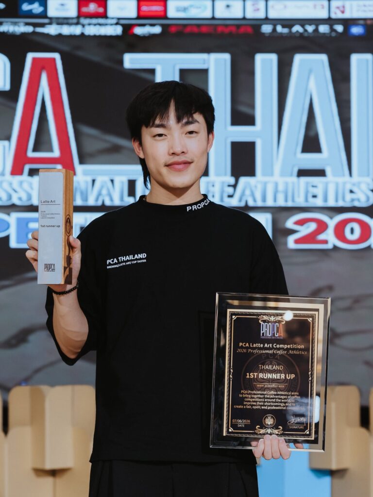 อนาวิน ทองใจ บาริสต้าจาก DAVIN CAFE รับรางวัลรองชนะเลิศอันดับ 1 ในการแข่งขัน PCA Latte Art Thailand 2026 ตอกย้ำความเชี่ยวชาญด้านลาเต้อาร์ต กาแฟสเปเชียลตี้ และมาตรฐานบาริสต้าระดับประเทศของประเทศไทย