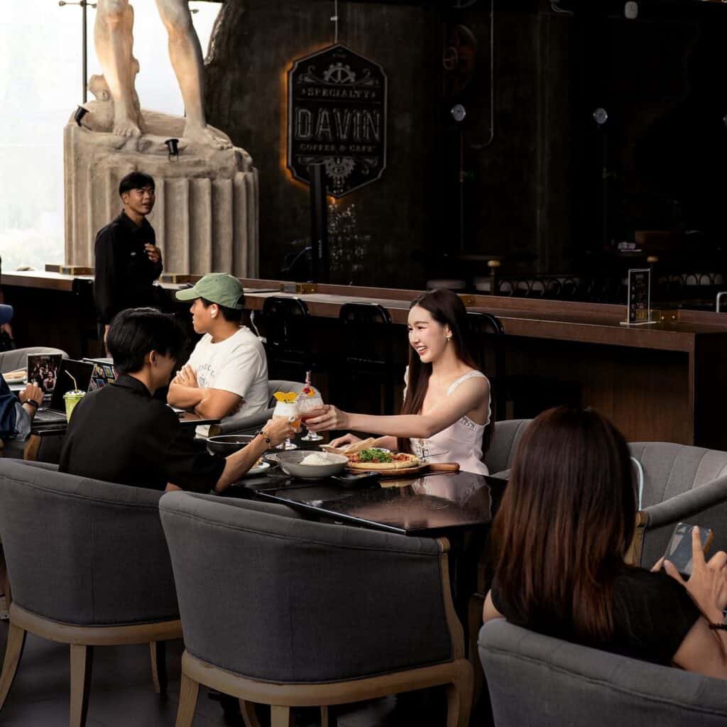 ลูกค้ากำลังรับประทานอาหารในบรรยากาศสบายที่ DAVIN CAFE ร้านอาหาร กรุงเทพ ยอดนิยมสำหรับพบปะสังสรรค์