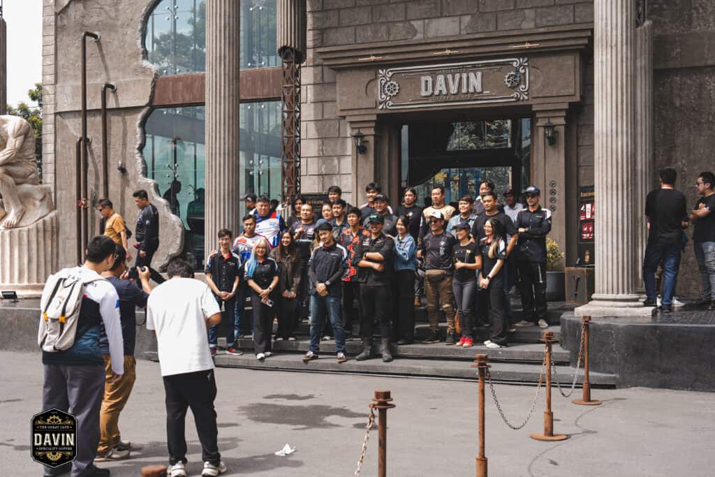 กลุ่มผู้ร่วมงาน BMW Motorrad ถ่ายภาพหมู่บริเวณหน้าทางเข้า Davin Cafe แสดงให้เห็นพื้นที่รองรับกิจกรรมและบรรยากาศการรวมตัวของคอมมูนิตี้ เหมาะสำหรับใช้เป็นสถานที่จัด Fan Meet ในกรุงเทพที่ต้องการทั้งพื้นที่ถ่ายรูป จุดเช็กอิน และประสบการณ์งานอีเวนต์ครบในที่เดียว