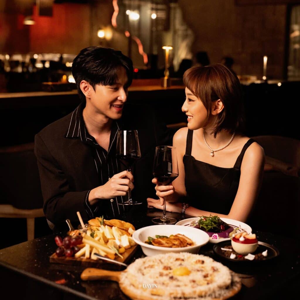 คู่รักกำลังรับประทานอาหารค่ำที่ DAVIN CAFE ร้านอาหาร กรุงเทพ บรรยากาศโรแมนติกสำหรับเดท