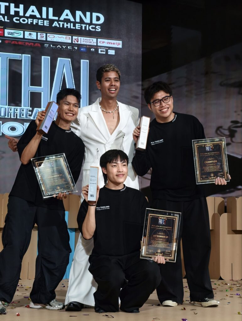 ผู้ชนะและผู้ได้รับรางวัลบนเวที PCA Latte Art Thailand 2026 การแข่งขันลาเต้อาร์ตระดับประเทศที่รวบรวมบาริสต้าชั้นนำ สะท้อนมาตรฐาน Specialty Coffee ความคิดสร้างสรรค์ และความเป็นเลิศของวงการกาแฟไทย โดยมีตัวแทนจาก DAVIN CAFE ร่วมสร้างความสำเร็จ