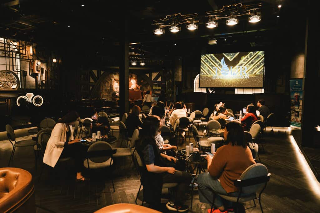 บรรยากาศแบบเป็นกันเองของผู้เข้าร่วมงานสัมมนาองค์กรที่กำลังนั่งพูดคุยและพักผ่อนตามโต๊ะจัดเลี้ยง ภายในสถานที่จัดงานสไตล์เลานจ์พรีเมียมที่ให้ความรู้สึกผ่อนคลายและตอบโจทย์ไลฟ์สไตล์คนทำงานยุคใหม่