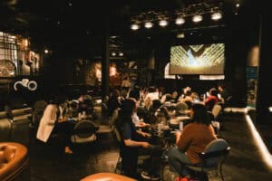 บรรยากาศแบบเป็นกันเองของผู้เข้าร่วมงานสัมมนาองค์กรที่กำลังนั่งพูดคุยและพักผ่อนตามโต๊ะจัดเลี้ยง ภายในสถานที่จัดงานสไตล์เลานจ์พรีเมียมที่ให้ความรู้สึกผ่อนคลายและตอบโจทย์ไลฟ์สไตล์คนทำงานยุคใหม่