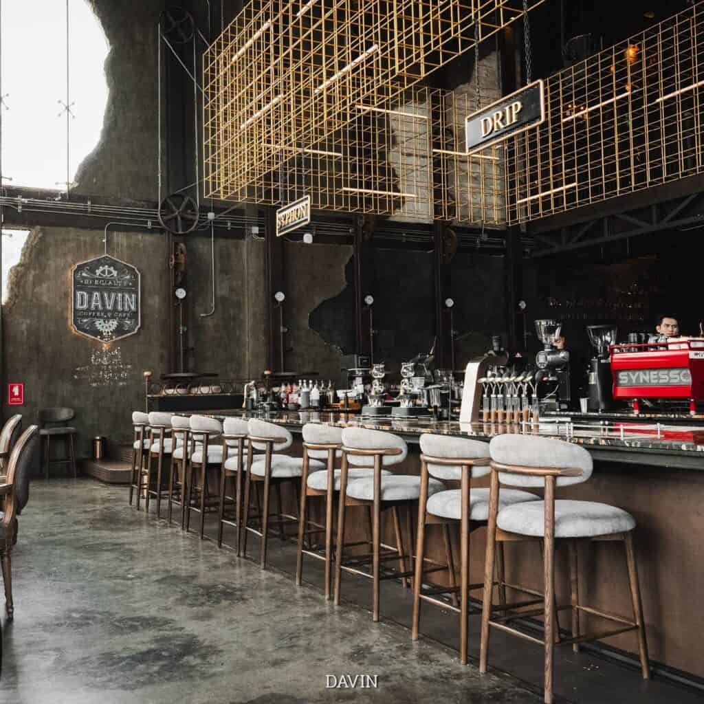 บาร์กาแฟ Specialty Coffee ภายใน DAVIN CAFE ร้านอาหารบรรยากาศดี กรุงเทพ โดดเด่นด้วยดีไซน์ Industrial เพดานสูง เคาน์เตอร์กาแฟระดับพรีเมียม และพื้นที่นั่งที่เหมาะสำหรับรับประทานอาหาร จิบกาแฟ และพบปะสังสรรค์ในกรุงเทพ