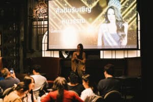 ภาพบรรยากาศงานสัมมนาและกิจกรรมพิเศษที่มีวิทยากรรับเชิญกำลังพูดคุยบนเวที แสดงให้เห็นถึงความพร้อมของสถานที่จัดเลี้ยงที่มีจอโปรเจกเตอร์ขนาดใหญ่และระบบเสียงครบครันสำหรับนำเสนอข้อมูล