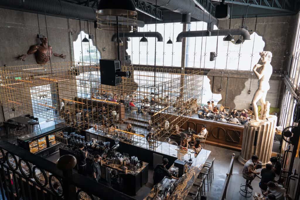 บรรยากาศภายใน DAVIN CAFE กรุงเทพ คาเฟ่ดีไซน์โดดเด่นที่เสิร์ฟ มัทฉะลาเต้ เกรดพรีเมียม พร้อมโซนเครื่องดื่มและพื้นที่นั่งกว้างขวาง เหมาะสำหรับคนรักชาเขียวและคาเฟ่คุณภาพ