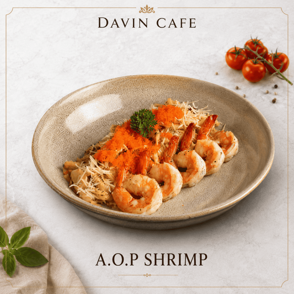 พิซซ่าพาร์มาแฮมและร็อกเก็ตของ Davin Cafe เสิร์ฟบนถาดไม้พร้อมแป้งอบกรอบ ชีสเยิ้ม พาร์มาแฮม และผักร็อกเก็ตสด เป็นเมนูมื้อเที่ยงที่เหมาะสำหรับสั่งแชร์ระหว่างเพื่อนหรือครอบครัวในบรรยากาศคาเฟ่สบาย ๆ