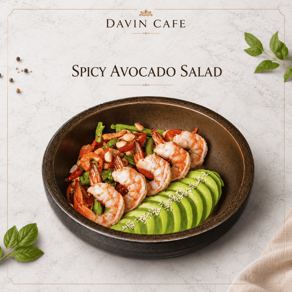 สลัดอะโวคาโดกุ้งของ Davin Cafe เสิร์ฟพร้อมกุ้งตัวโต อะโวคาโดสไลซ์ ผักสด มะเขือเทศ และถั่ว เป็นเมนูมื้อเที่ยงที่เหมาะสำหรับคนอยากได้อาหารสดชื่น อิ่มเบา ๆ แต่ยังครบทั้งรสชาติและวัตถุดิบคุณภาพ