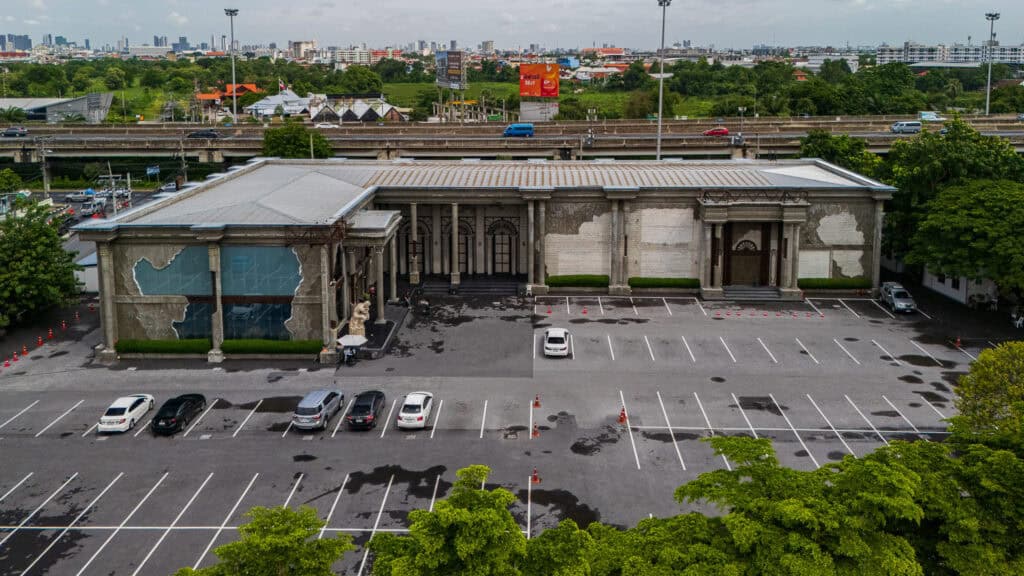 Popular cafe in Ramintra – aerial view of DAVIN CAFE featuring a grand European-inspired building, spacious parking area, convenient location, and one of Bangkok's most impressive café destinations.