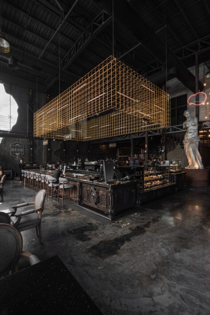 คาเฟ่ยอดฮิต รามอินทรา ที่ DAVIN CAFE โดดเด่นด้วยคอฟฟี่บาร์ดีไซน์หรู สถาปัตยกรรมสไตล์ยุโรป เพดานสูง พื้นที่นั่งกว้าง และบรรยากาศระดับพรีเมียม เหมาะสำหรับคนรักกาแฟและคาเฟ่ในกรุงเทพ