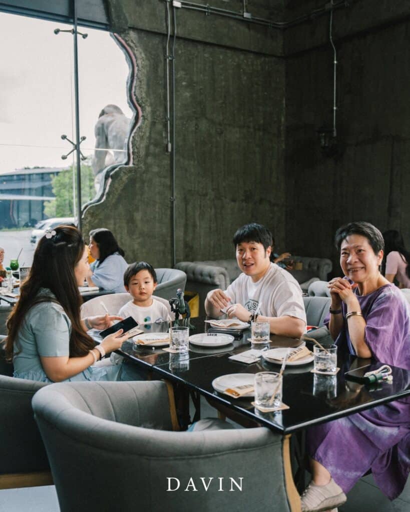 Multi-generational family dining together at DAVIN CAFE, a family restaurant in Ramintra with a spacious atmosphere for relaxing family meals