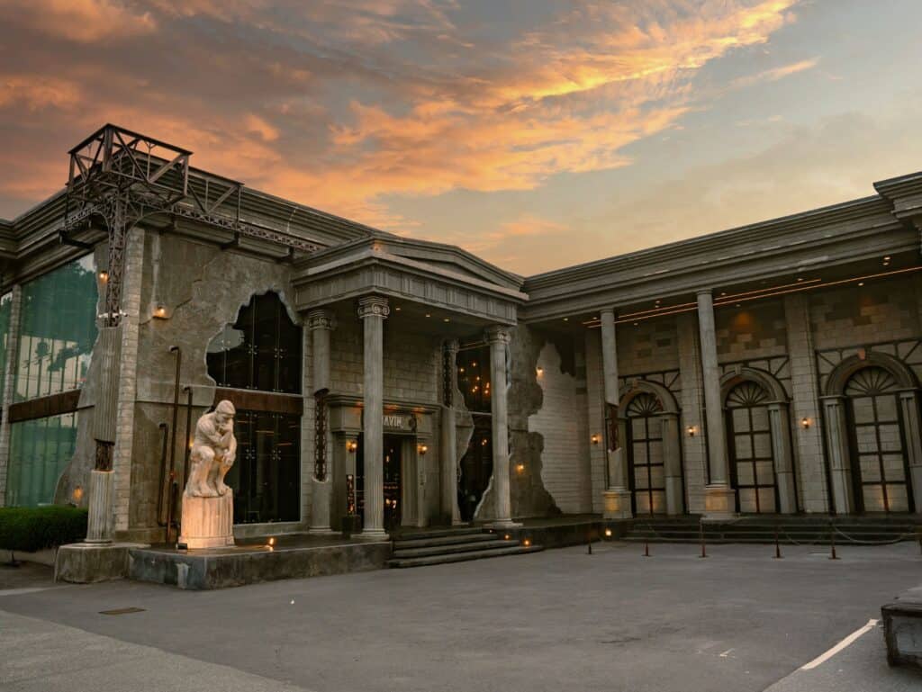 ด้านหน้า DAVIN CAFE คาเฟ่หน้าฝน รามอินทรา กับสถาปัตยกรรมสไตล์ยุโรปและบรรยากาศยามเย็น