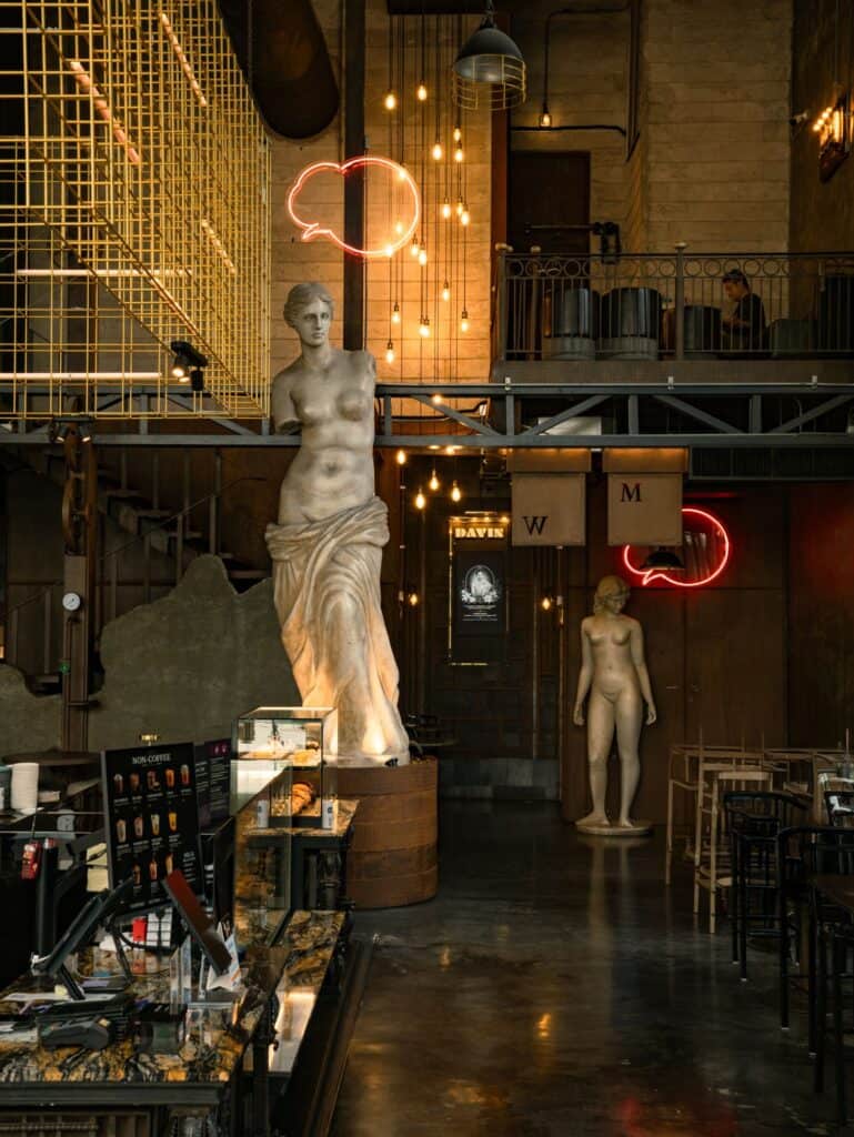 บรรยากาศภายใน DAVIN CAFE คาเฟ่หน้าฝน รามอินทรา ตกแต่งสไตล์ยุโรปคลาสสิกด้วยรูปปั้นและแสงไฟโทนอุ่น