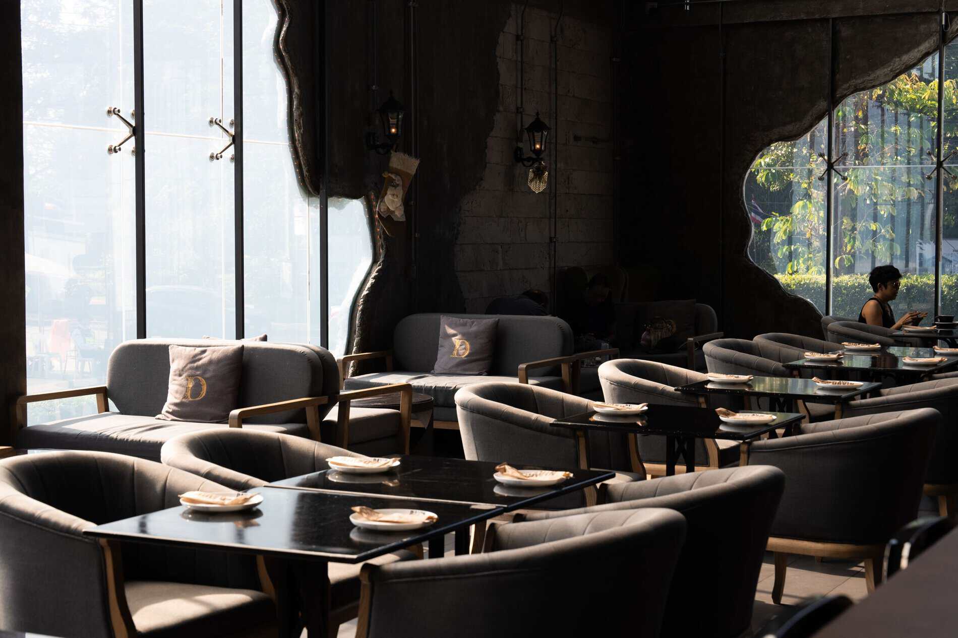 Comfortable lounge seating area bathed in natural sunlight, perfect for breakout sessions at our seminar venue in Bangkok.