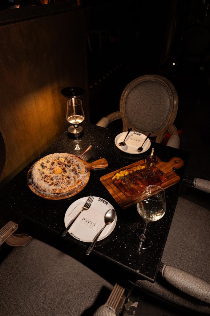DAVIN CAFE restaurant in Pradit Manutham with an elegant dining atmosphere for dinner