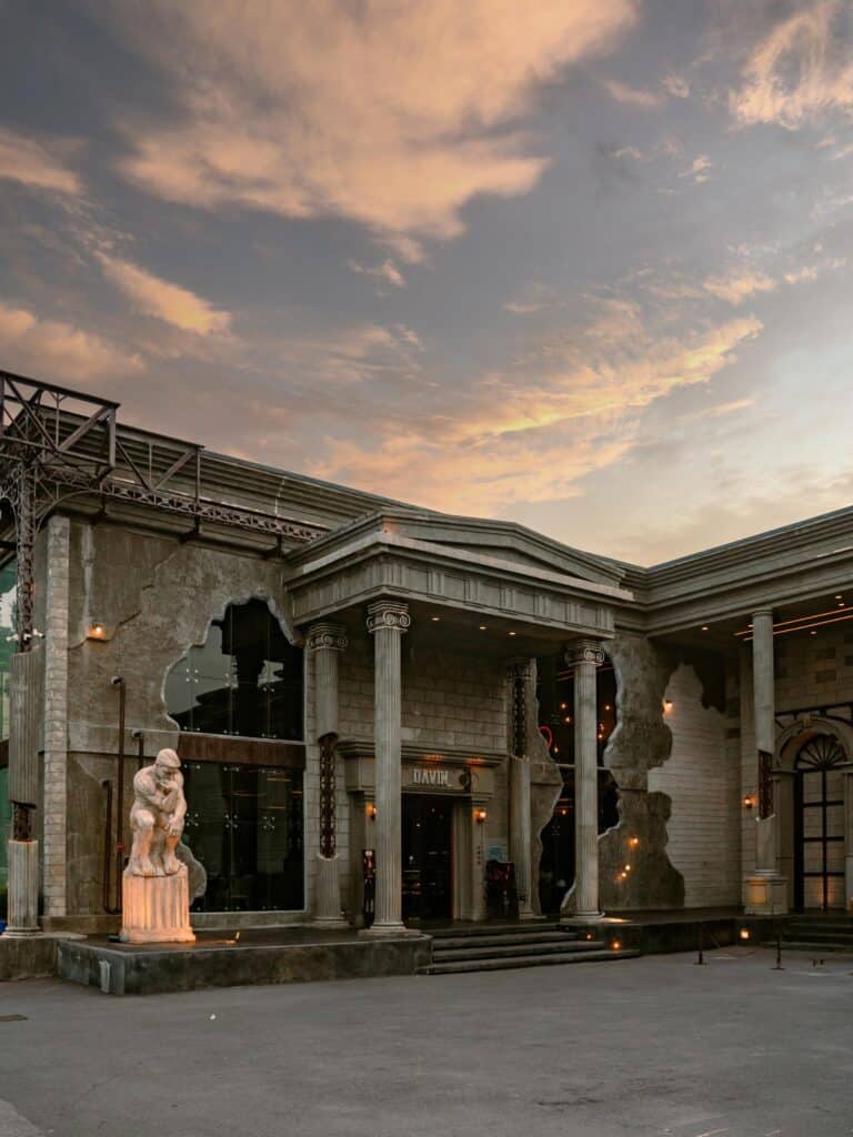 DAVIN CAFE ร้านอาหาร ประดิษฐ์มนูธรรม กับอาคารสถาปัตยกรรมสไตล์ยุโรปและเสาโรมันด้านหน้าร้าน