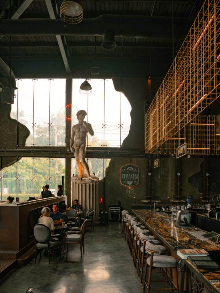 ร้านกาแฟสไตล์ยุโรป กรุงเทพ DAVIN CAFE โดดเด่นด้วยสถาปัตยกรรมคลาสสิก พื้นที่กว้าง และบรรยากาศภายในร้าน