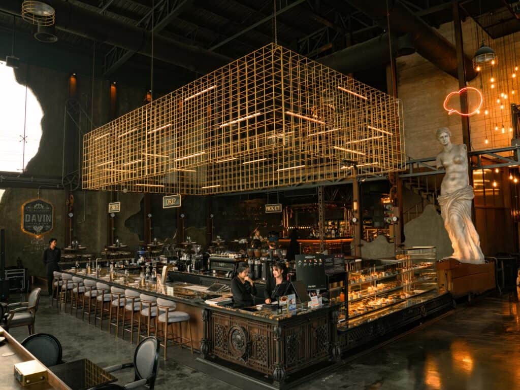 คาเฟ่ถ่ายรูป กรุงเทพ DAVIN CAFE กับมุมบาร์ Specialty Coffee และสถาปัตยกรรมคลาสสิก