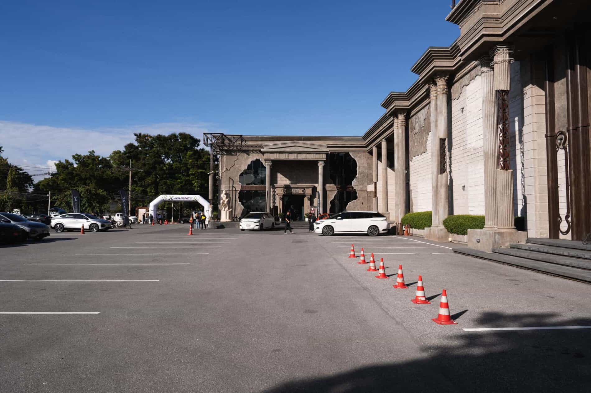 The grand entrance and spacious parking area of Davin Cafe, providing easy access to this exclusive corporate party venue in Bangkok.