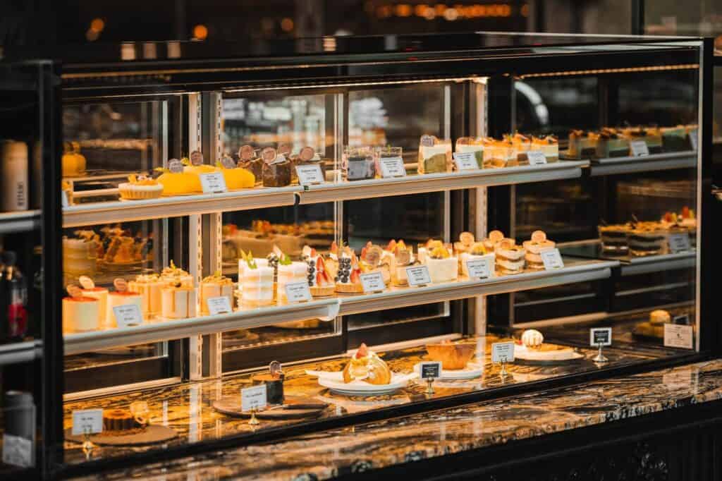 บรันช์ รามอินทรา ที่ DAVIN CAFE พร้อมเค้กและขนมอบหลากหลายรายการในตู้ขนมของร้าน